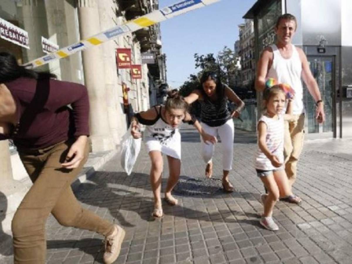 La policía ha desalojado a los viandantes. (Foto: AFP).