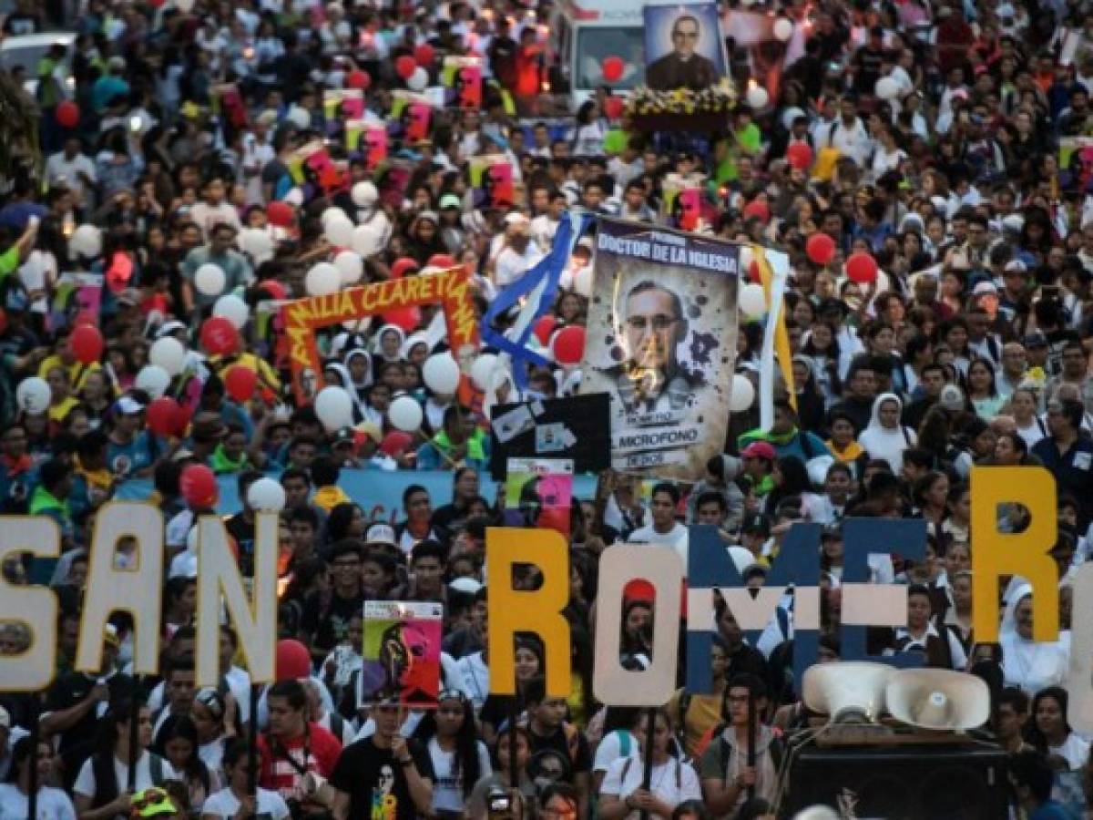 Catholic faithfuls take part in the 'pilgrimage of light' in San Salvador, on the eve of blessed Monsignor Oscar Romero's canonization on October 13, 2018. - Hundreds of churchgoers from around Central America paraded in San Salvador Saturday to celebrate the impending canonization of slain Salvadoran cleric Oscar Romero. (Photo by MARVIN RECINOS / AFP)