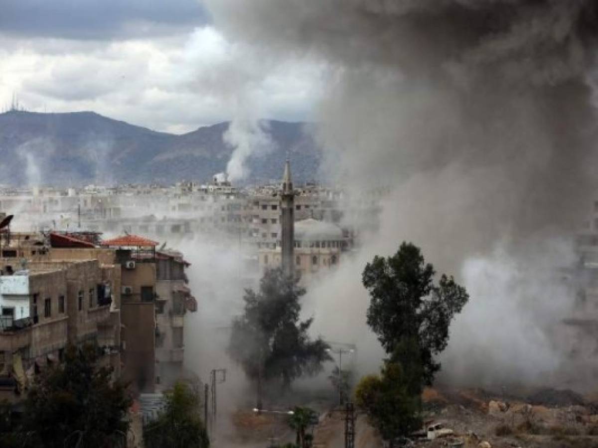 Smoke billows following Syrian government bombardments on Kafr Batna, in the besieged Eastern Ghouta region on the outskirts of the capital Damascus on February 22, 2018. / AFP PHOTO / AMER ALMOHIBANY Smoke billows following Syrian government bombardments on Kafr Batna, in the besieged Eastern Ghouta region on the outskirts of the capital Damascus on February 22, 2018. / AFP PHOTO / AMER ALMOHIBANY
