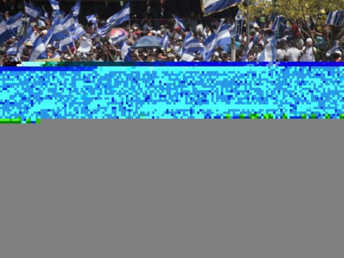 Miles se manifestaron pacíficamente en la plaza de Monimbo, Masaya, en demanda de justicia. El sábado la población de Masaya resistió con piedras, morteros caseros y hondas la embestida de la policía, que este domingo se había replegado a sus cuarteles. / AFP PHOTO / DIANA ULLOA Miles se manifestaron pacíficamente en la plaza de Monimbo, Masaya, en demanda de justicia. El sábado la población de Masaya resistió con piedras, morteros caseros y hondas la embestida de la policía, que este domingo se había replegado a sus cuarteles. / AFP PHOTO / DIANA ULLOA