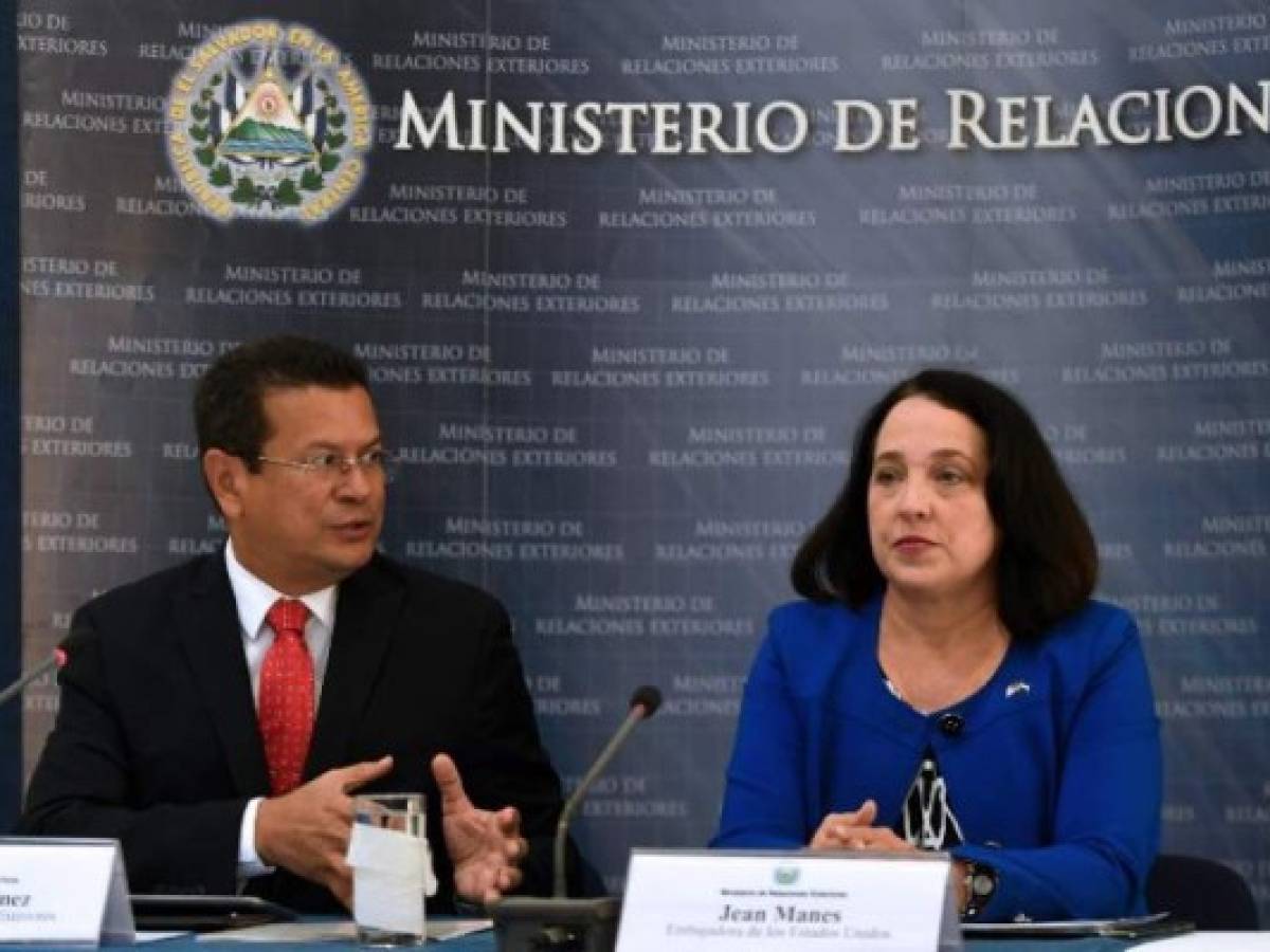 La embajadora de EEUU en El Salvador, Jean Elizabeth Manes (D) y el Ministro de Relaciones Exteriores de El Salvador, Hugo Martínez, durante la conferencia de prensa donde se ofrecieron detalles del fin del TPS en El Salvador.