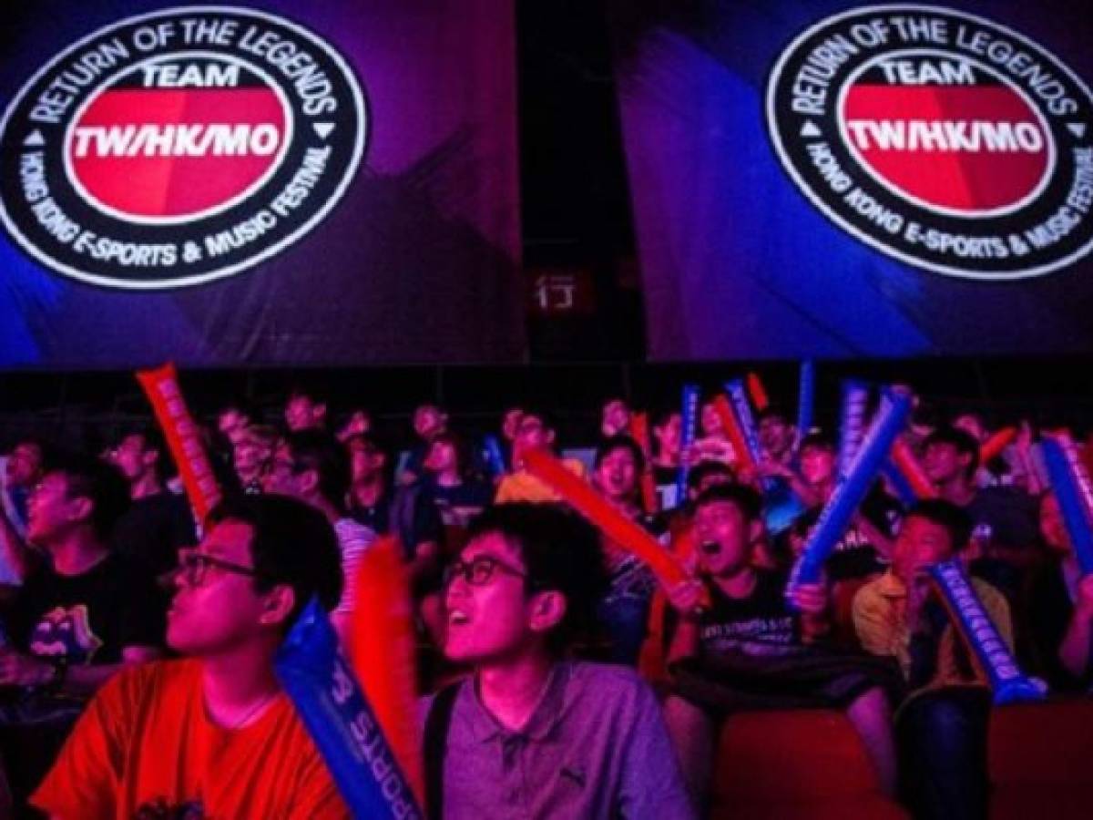 Spectators watch the League of Legends gaming tournament during the eSports and Music Festival in Hong Kong on August 4, 2017.Hundreds of youthful fans on August 4 cheered on video game players as they competed in a cyber battleground in Hong Kong's first ever large scale eSports festival. / AFP PHOTO / ISAAC LAWRENCE