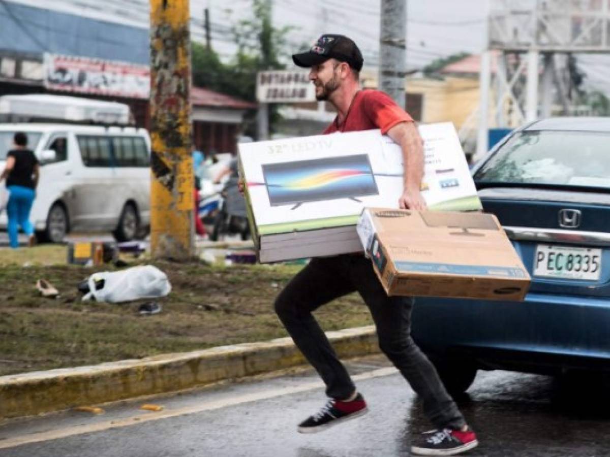 'Es verdaderamente lamentable la situación en Honduras. Esta crisis política se ha convertido en escenario de vandalismo', dijo Mey Hung, gerente de asuntos corporativos de Walmart de México y Centroamérica, además presidenta de la Cámara de Comercio Hondureño Americana. 'Es verdaderamente lamentable la situación en Honduras. Esta crisis política se ha convertido en escenario de vandalismo', dijo Mey Hung, gerente de asuntos corporativos de Walmart de México y Centroamérica, además presidenta de la Cámara de Comercio Hondureño Americana.