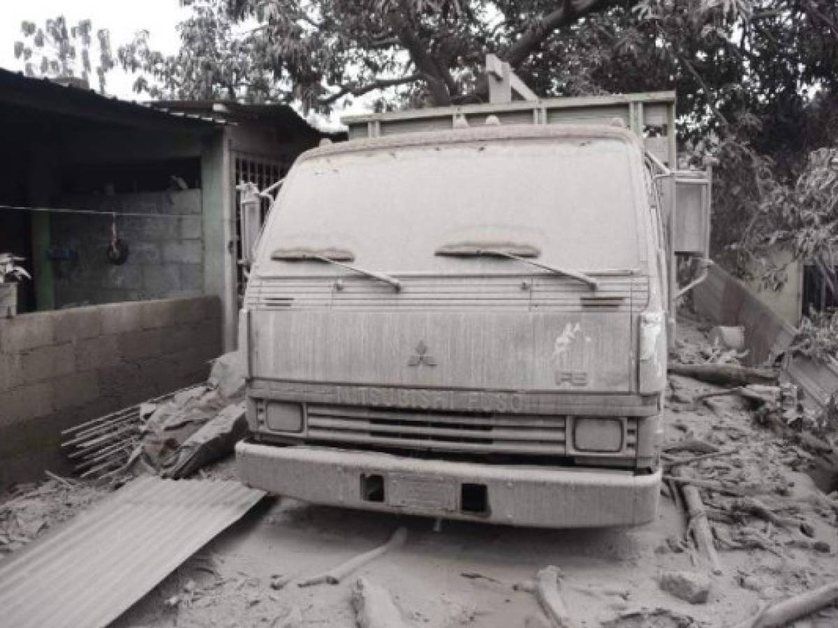 View of the damage casued by the eruption of the Fuego Volcano in San Miguel Los Lotes, a village in Escuintla Department, about 35 km southwest of Guatemala City, taken on June 4, 2018.At least 25 people were killed, according to the National Coordinator for Disaster Reduction (Conred), when Guatemala's Fuego volcano erupted Sunday, belching ash and rock and forcing the airport to close. / AFP PHOTO / Johan ORDONEZ