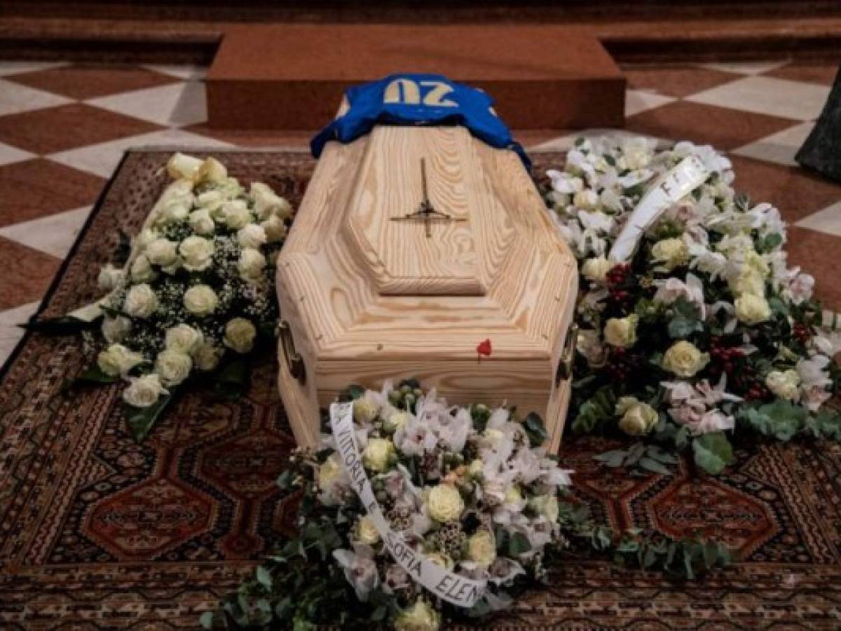 Esta imagen tomada el 12 de diciembre de 2020 muestra el ataúd del ex jugador de fútbol italiano Paolo Rossi durante su funeral en la Catedral de Santa Maria Annunciata en Vicenza, noreste de Italia. - El ex jugador de fútbol italiano Paolo Rossi murió el 9 de diciembre de 2020 en Siena a la edad de 64 años (Foto de Marco Bertorello / AFP)