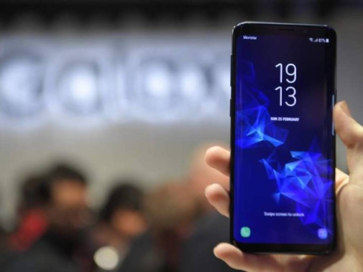 A woman holds a new Samsung Galaxy S9 mobilephone during the Samsung Galaxy S9 Unpacked event on February 25, 2018 in Barcelona, on the eve of the inauguration of the Mobile World Congress (MWC).The Mobile World Congress, the world's biggest mobile fair, is held in Barcelona from February 26 to March 1. / AFP PHOTO / LLUIS GENE