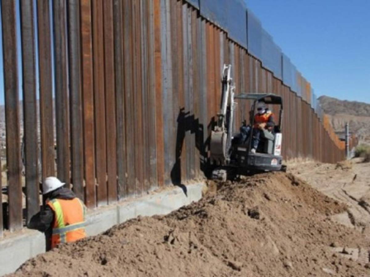 EE.UU.: US2.600 millones para iniciar muro con México