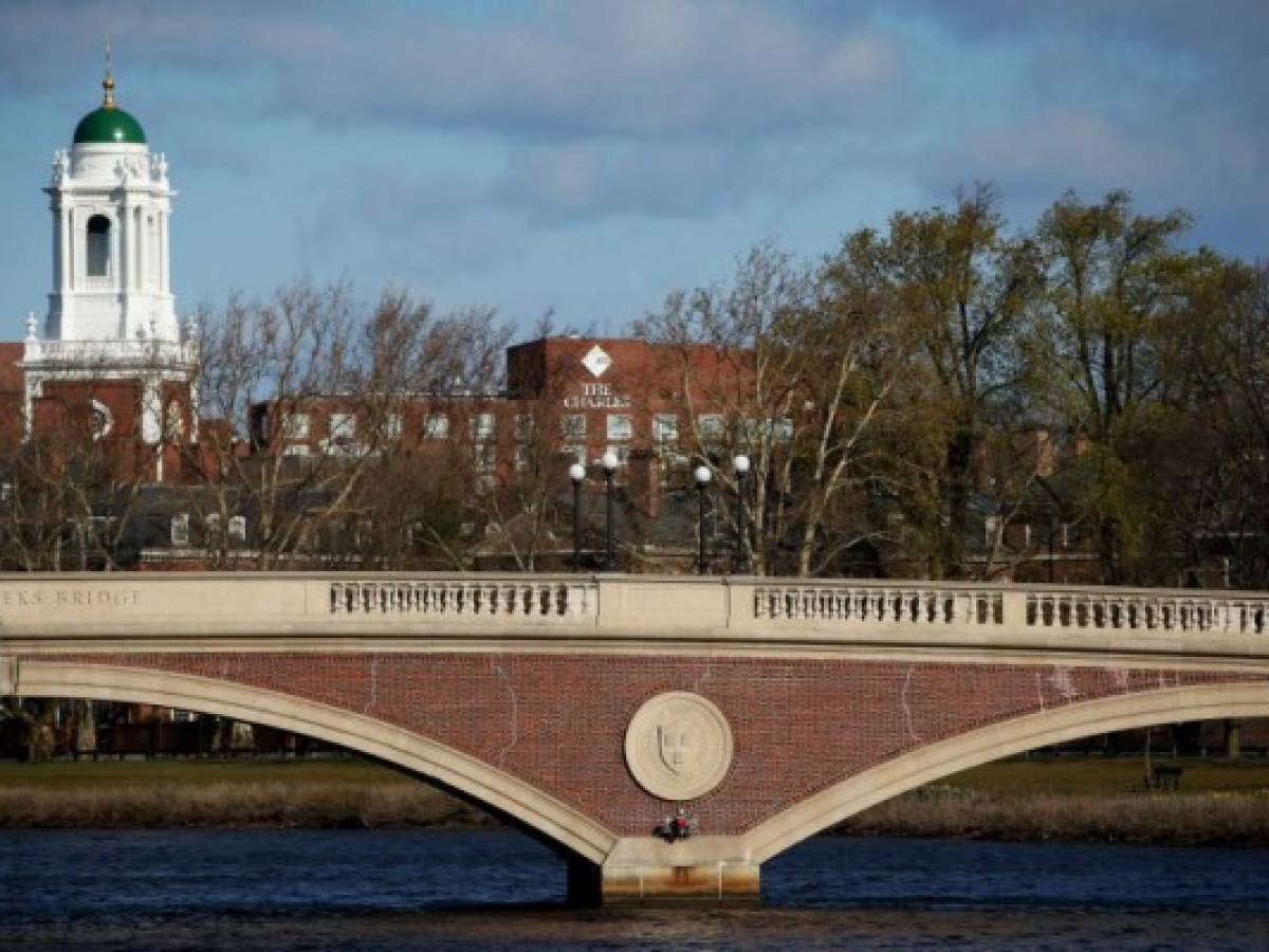 Harvard y MIT piden anular decisión que revoca visas para estudiantes extranjeros