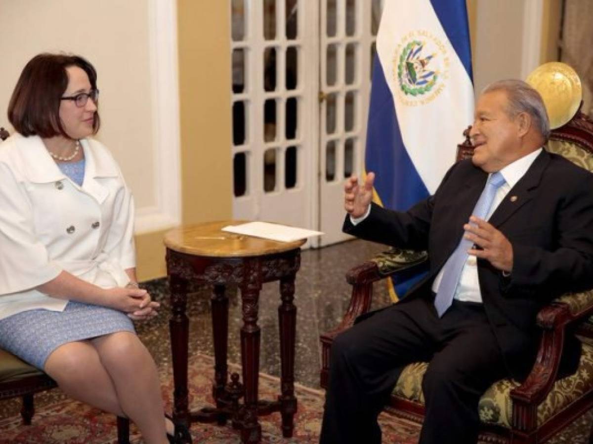 El Salvador: La Embajadora de EE.UU. reafirma el compromiso anticorrupción