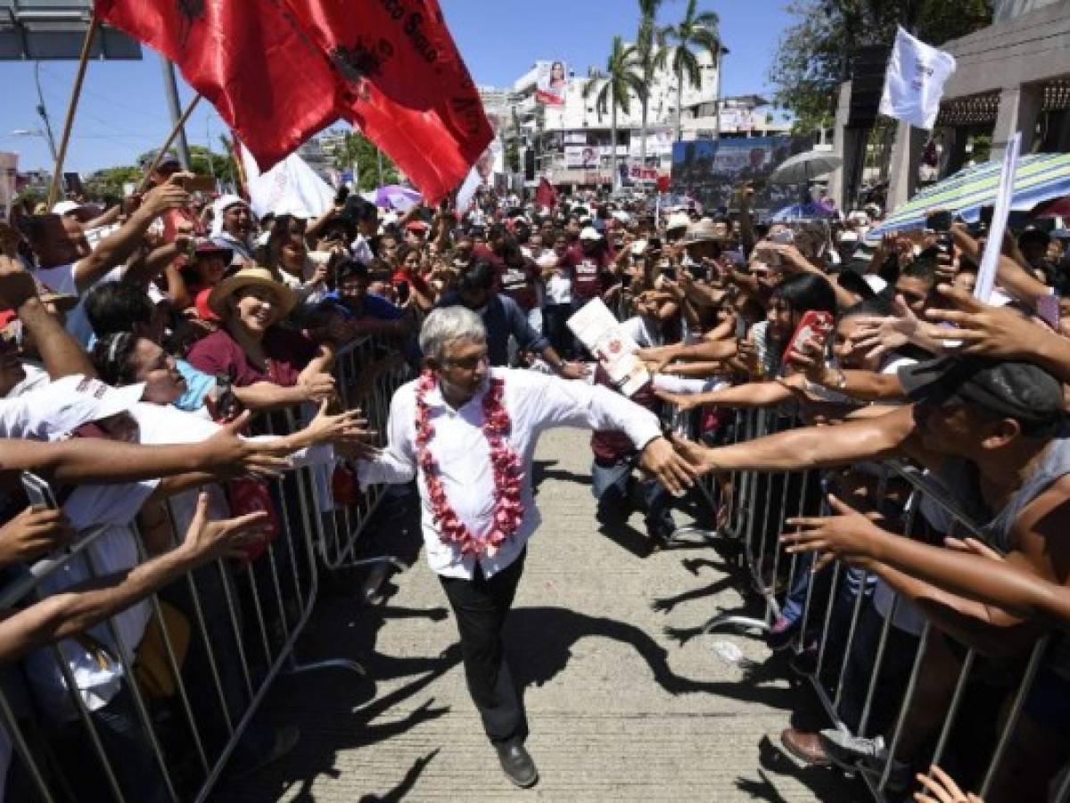 Mexico's presidential candidate for the MORENA party, Andres Manuel Lopez Obrador, is greeted by supporters during a campaign rally in Acapulco, Guerrero State, Mexico, on June 25, 2018 ahead of the July 1 presidential election. / AFP PHOTO / Alfredo ESTRELLA