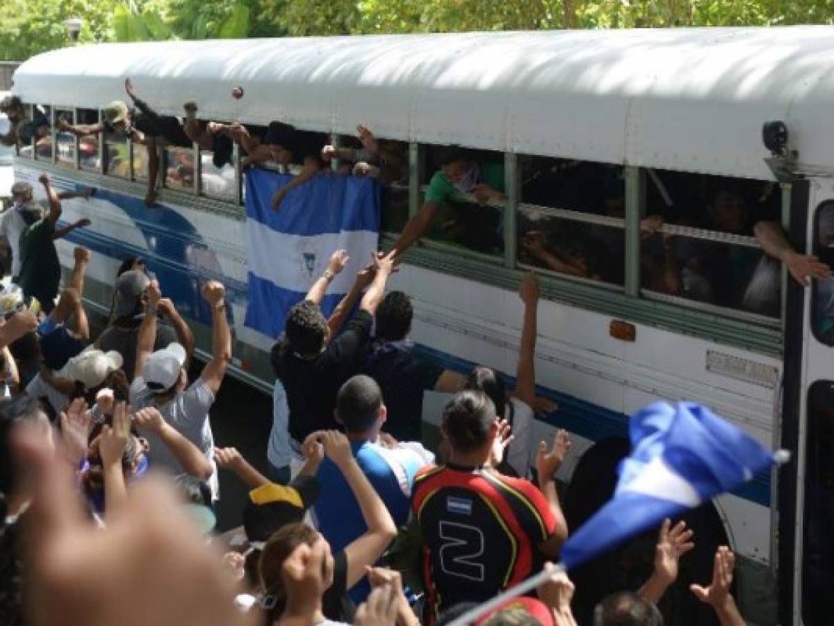 Tras horas de asedio de las fuerzas orteguistas a la UNAN unos 200 jóvenes fueron evacuados del campus gracias a la mediación de la iglesia católica. La cruda intervención que se inició el viernes dejó dos estudiantes muertos tras el ataque a un templo católico. / AFP PHOTO / MARVIN RECINOS /