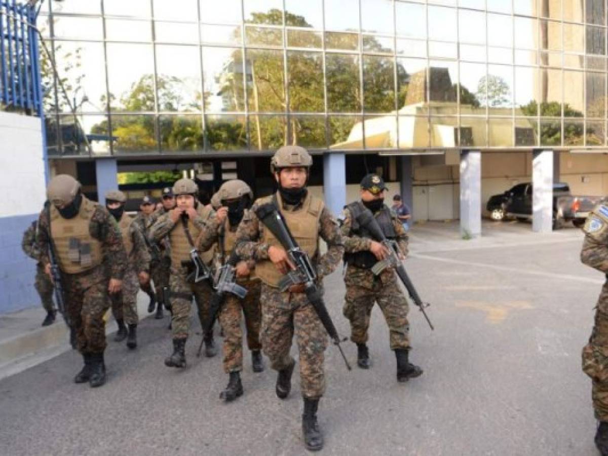 Members of the Salvadoran Armed Forces are seen within the Legislative Assembly during a protest outside the Legislative Assembly to make pressure on deputies to approve a loan to invest in security, in San Salvador on February 9, 2020. (Photo by STR / AFP)