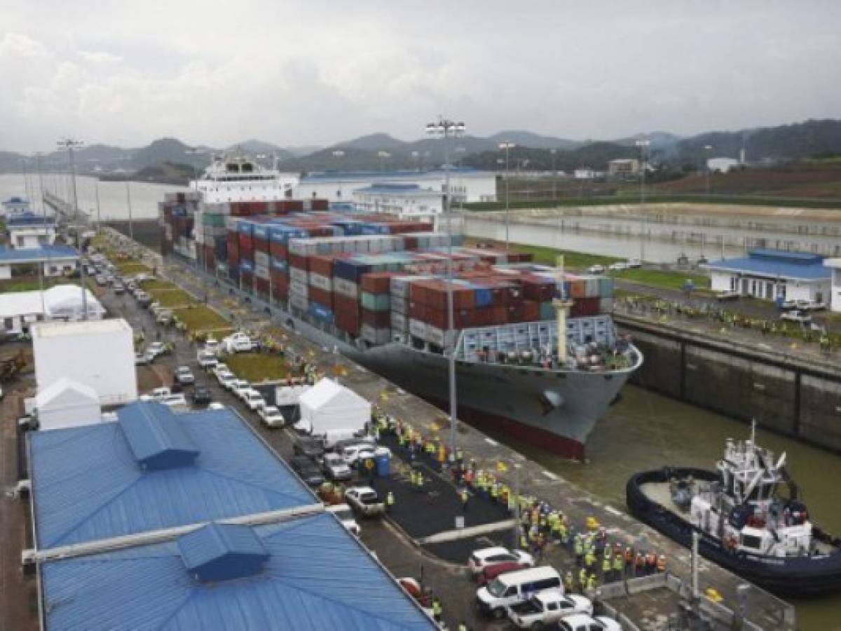 Cierre parcial en el Canal de Panamá por caída de un auto