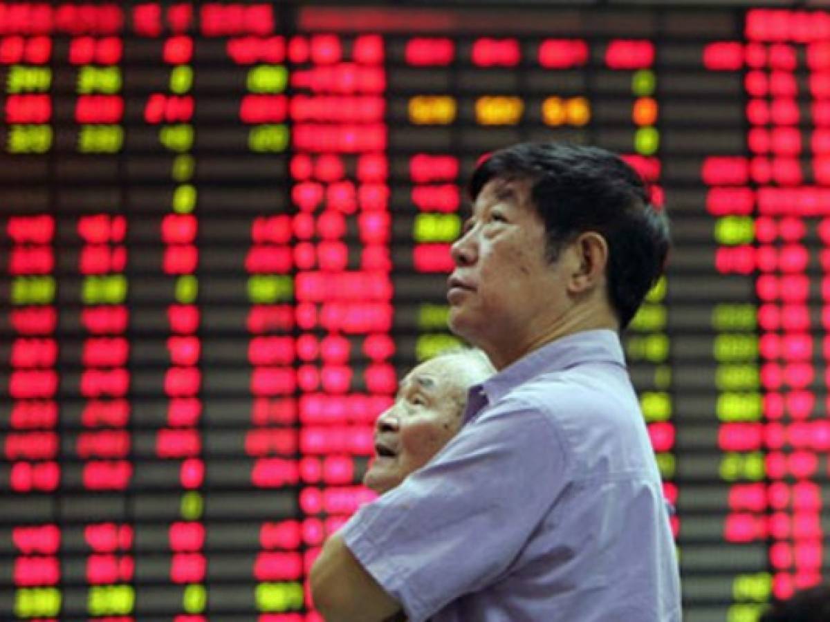 China sufre el mayor desplome en Bolsa desde 2008