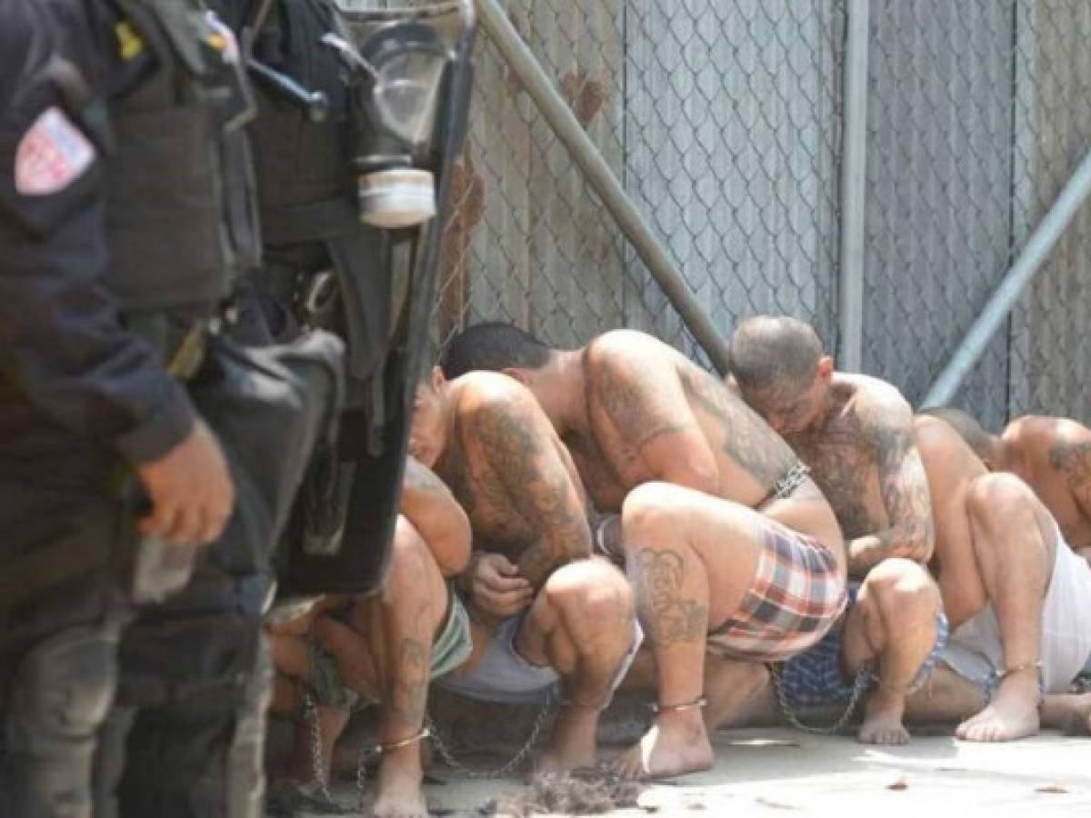 Trasladan de prisión a 299 líderes de pandillas en El Salvador