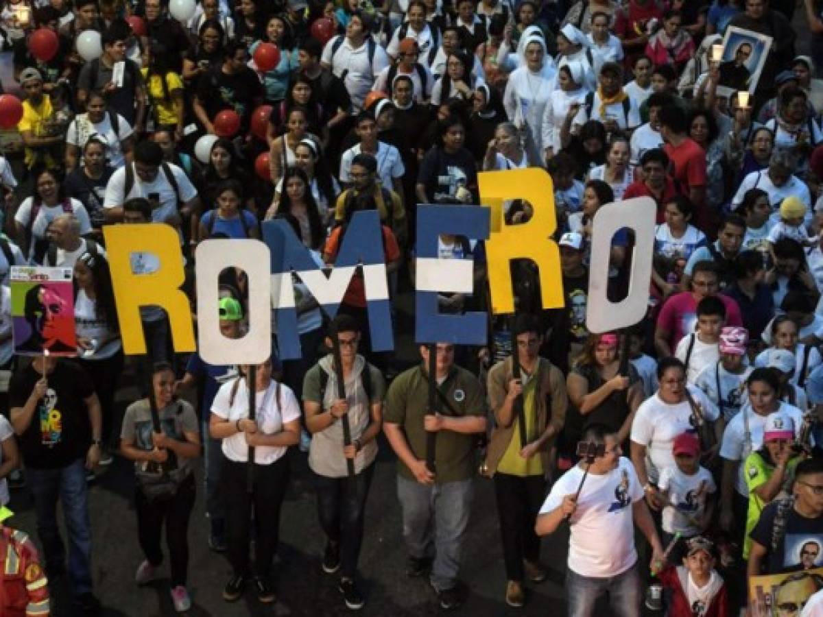Fieles católicos participan en la Procesión de la Luz en San Salvador previo a la canonización de monseñor Óscar Romero el 13 de octubre de 2018. (Photo by MARVIN RECINOS / AFP)