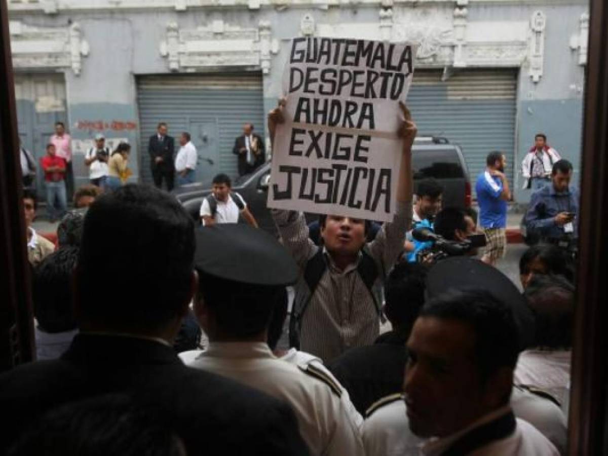 Guatemaltecos encierran por horas a diputados y demandan desaforar a Otto Pérez