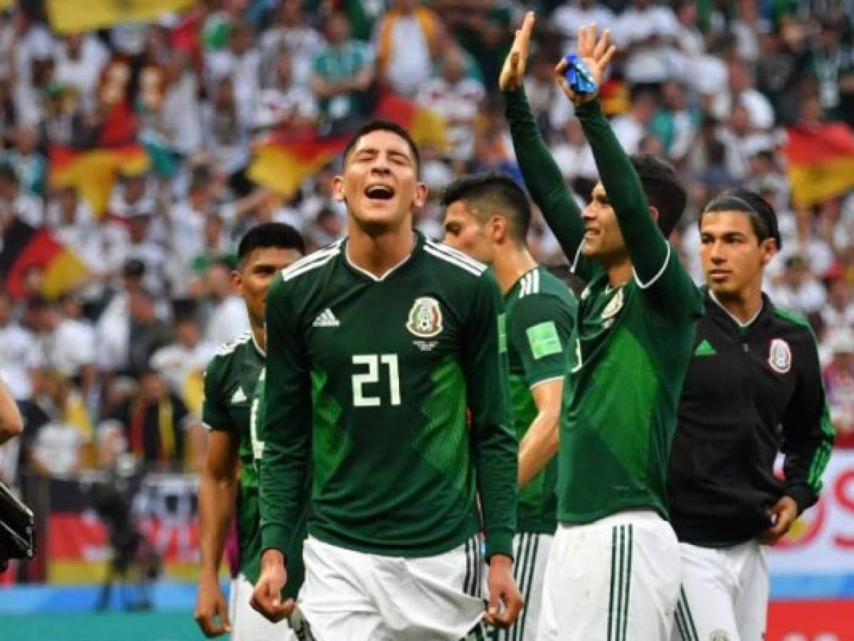 El defensa de México, Edson Alvarez (IZQ) y su equipo celebran la victoria de 1-0 contra Alemania en Moscú. AFP PHOTO / Yuri CORTEZ