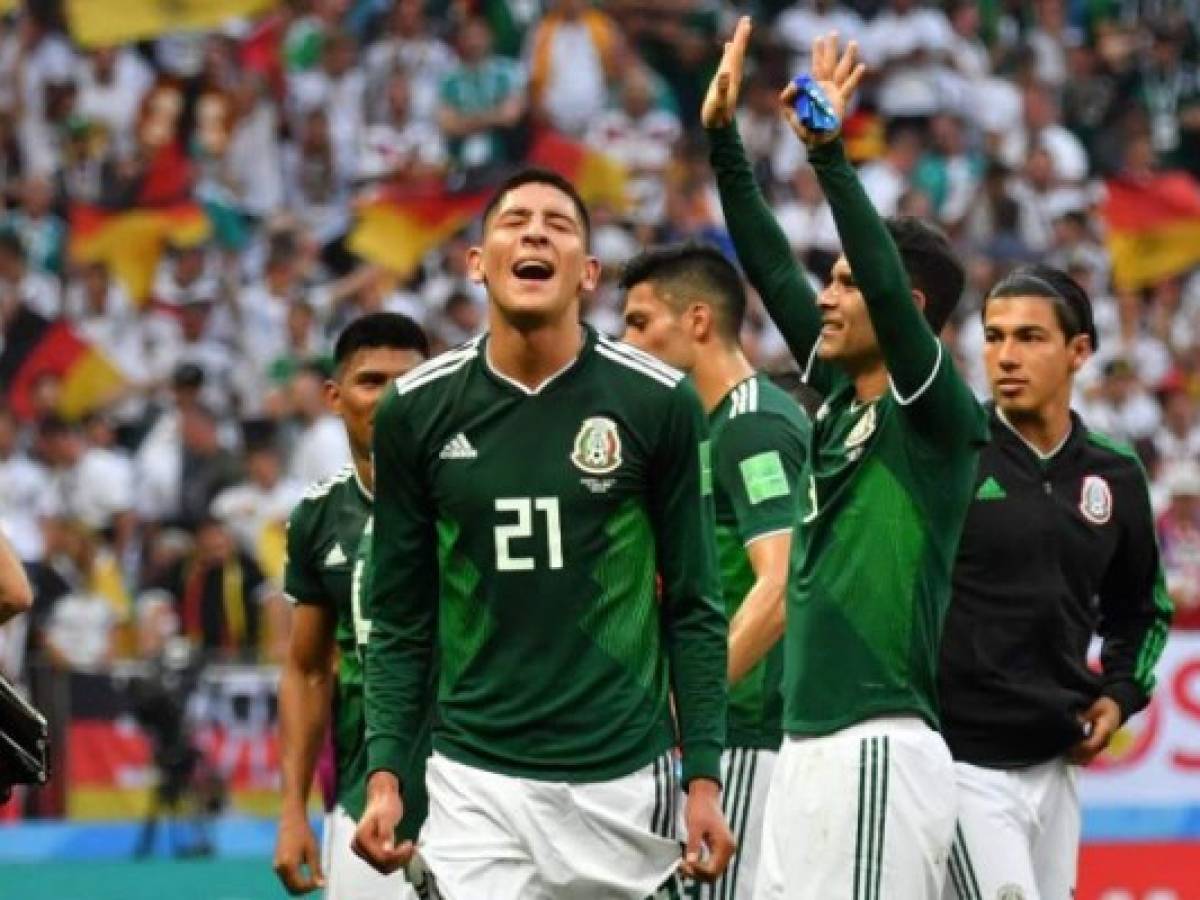 El defensa de México, Edson Alvarez (IZQ) y su equipo celebran la victoria de 1-0 contra Alemania en Moscú. AFP PHOTO / Yuri CORTEZ El defensa de México, Edson Alvarez (IZQ) y su equipo celebran la victoria de 1-0 contra Alemania en Moscú. AFP PHOTO / Yuri CORTEZ