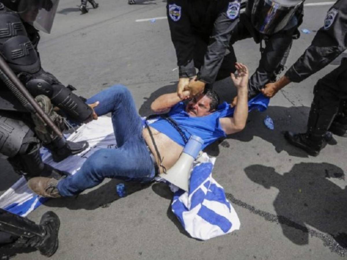 Policía reprime protesta opositora y arresta diputados en Nicaragua