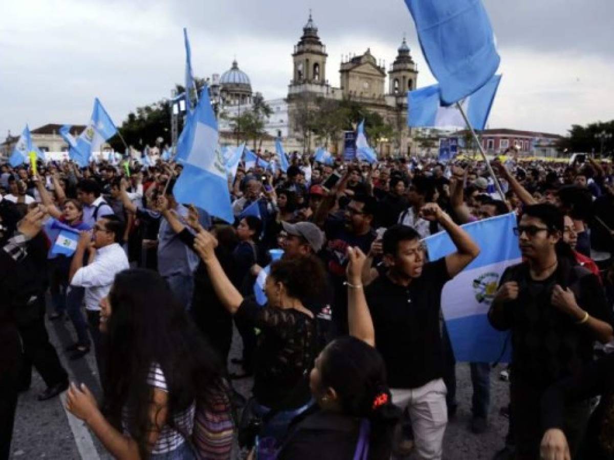 Protestas en la Plaza de la Constitución, frente al Palacio de la Cultura, sede del goberno guatemalteco.