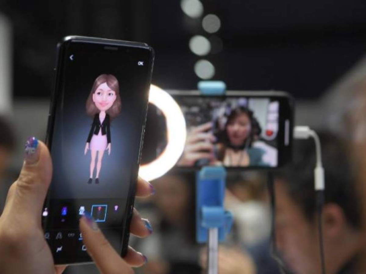 El AR Emoji usa un algoritmo de aprendizaje de máquina basado en datos, que analiza una imagen en 2D del usuario y mapea más de 100 características faciales para crear un modelo en 3D que refleja e imita expresiones como parpadeos e inclinación de la cabeza para una personalización verdadera. El AR Emoji, dice Samsung, permitirá compartir sentimientos de la vida real no sólo en vídeo, sino también con una gama de pegatinas y usa un formato estándar de archivo AGIF El AR Emoji usa un algoritmo de aprendizaje de máquina basado en datos, que analiza una imagen en 2D del usuario y mapea más de 100 características faciales para crear un modelo en 3D que refleja e imita expresiones como parpadeos e inclinación de la cabeza para una personalización verdadera. El AR Emoji, dice Samsung, permitirá compartir sentimientos de la vida real no sólo en vídeo, sino también con una gama de pegatinas y usa un formato estándar de archivo AGIF