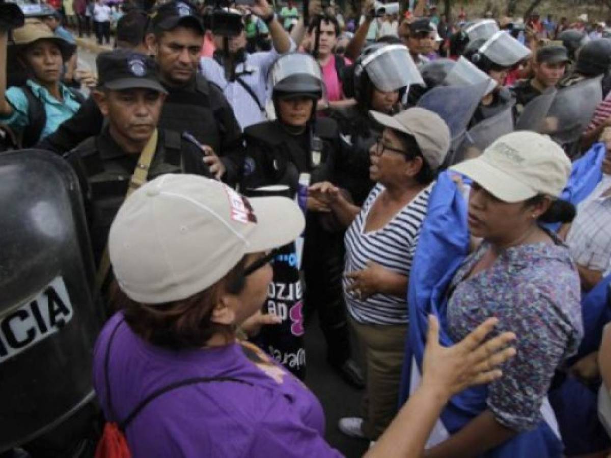 Demonstrators march against Law 840 and the construction of the inter-oceanic canal in La Tonga bridge in Juigalpa town, some 140km from Managua on April 22, 2016. / AFP PHOTO / INTI OCON