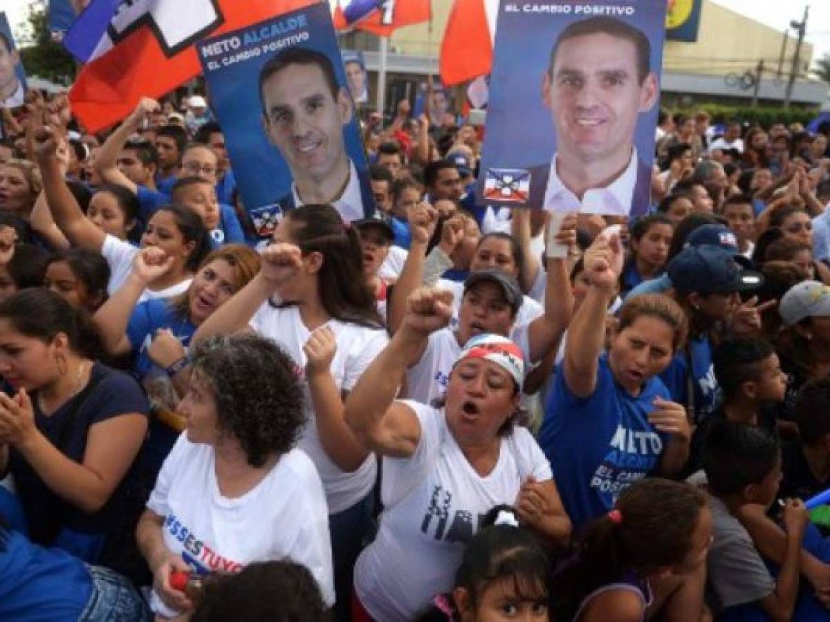 Simpatizantes de Alianza Republicana Nacionalista (ARENA) participan en el cierre de campaña del candidato a alcalde de San Salvador, Ernesto Muyshondt. AFP PHOTO / Marvin RECINOS