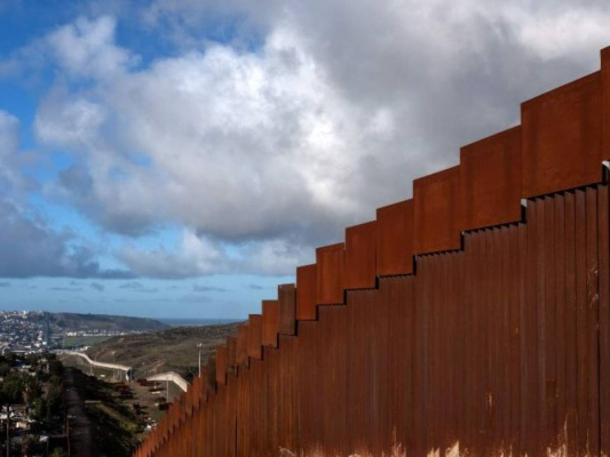 'Coyotes' burlaron seguridad del muro entre México y EEUU con sierras