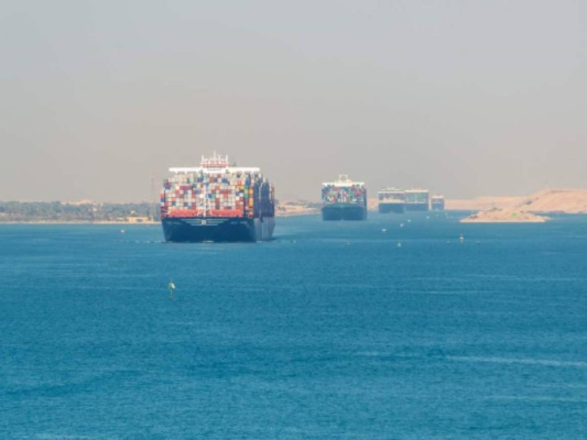 Precios del petróleo suben más de 4% por fracaso en intento para desbloquear Canal de Suez