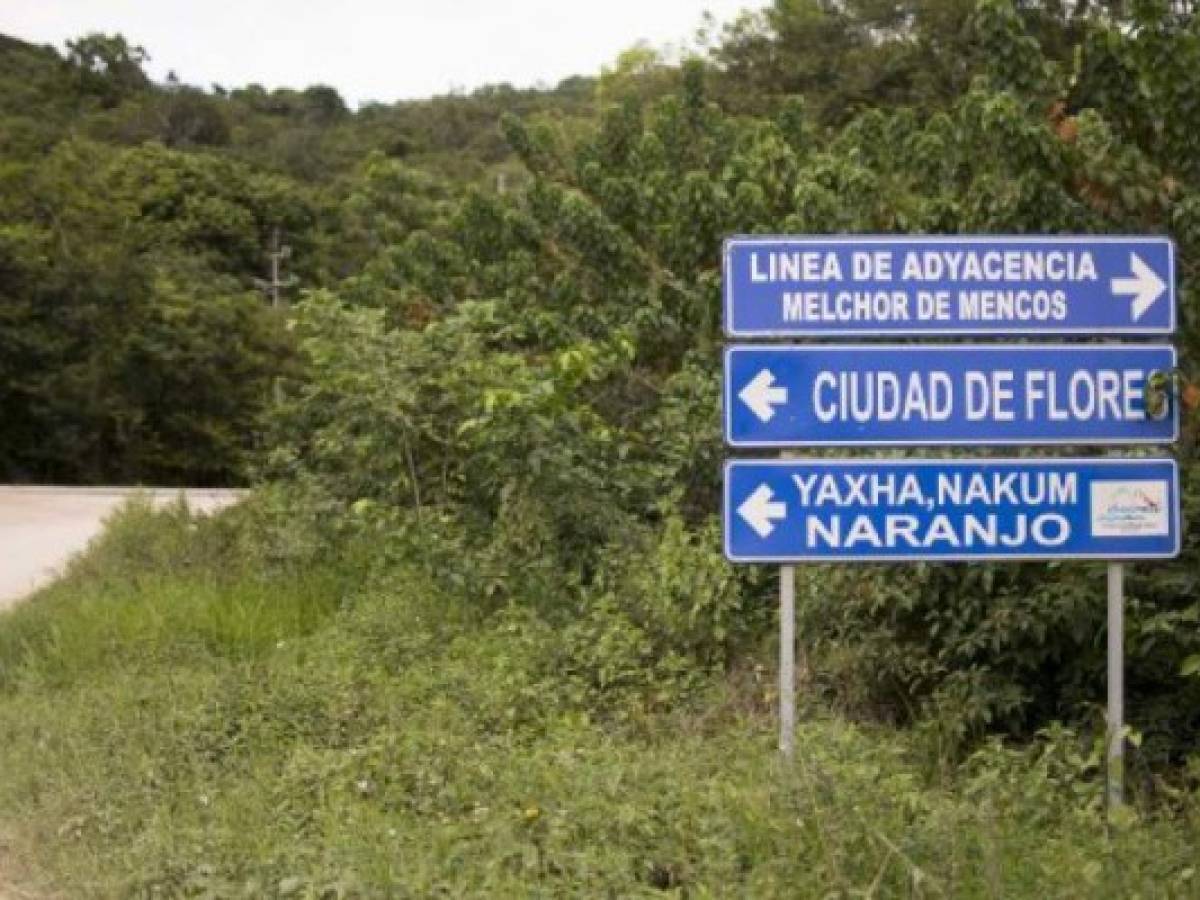 El letrero muestra la zona de Adyacencia en Melchor de Mencos, Petén, al norte de Ciudad de Guatemala. AFP PHOTO / CARLOS ALONZO / TO GO WITH AFP STORY by Edgar CALDERON El letrero muestra la zona de Adyacencia en Melchor de Mencos, Petén, al norte de Ciudad de Guatemala. AFP PHOTO / CARLOS ALONZO / TO GO WITH AFP STORY by Edgar CALDERON
