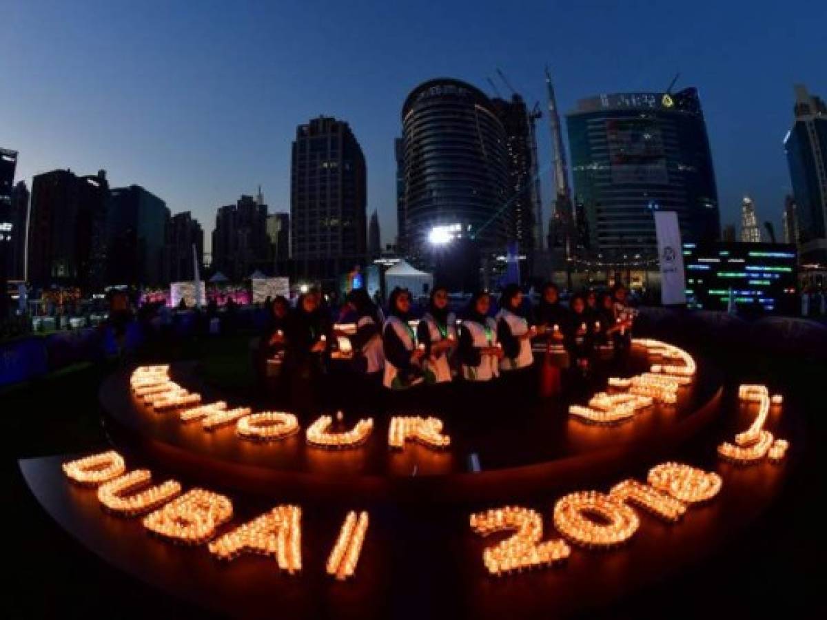 Decenas de personas encienden velas en Dubai durante la Hora del Planeta.
