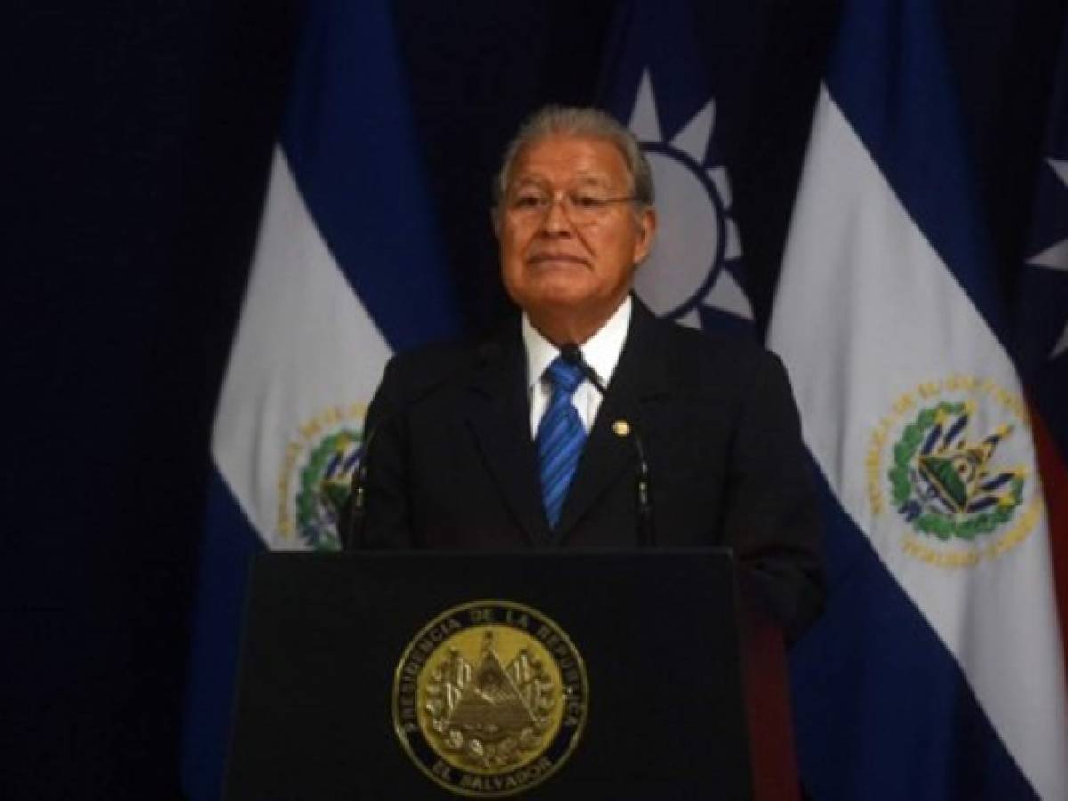 Sánchez Cerén asegura que defenderá derechos de salvadoreños en EEUU