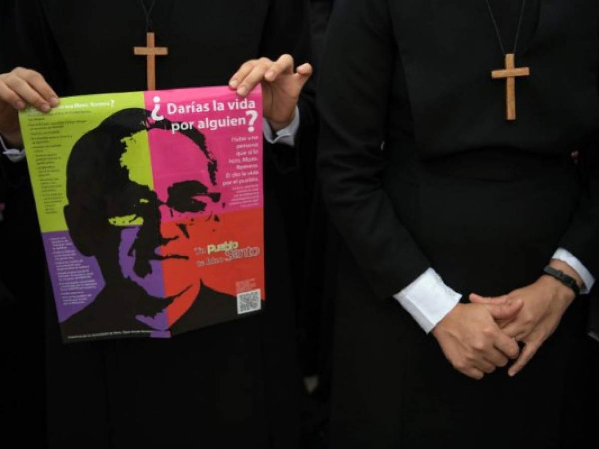 Religiosas forman parte de la Procesión de la Luz en San Salvador en la vigilia de canonización de monseñor Óscar Romero en San Salvador. (Photo by MARVIN RECINOS / AFP)