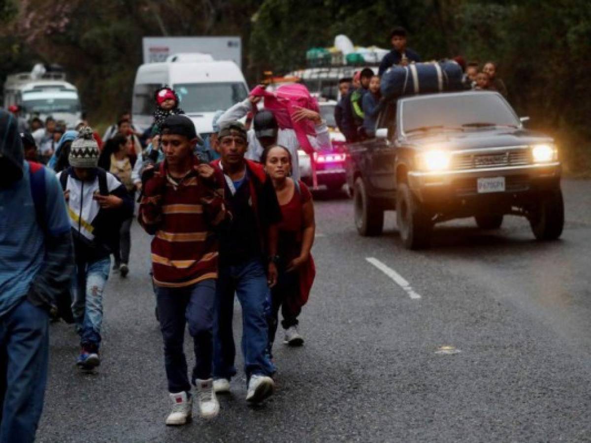 Migrantes hondureños a un paso de ingresar a México con EEUU en la mira