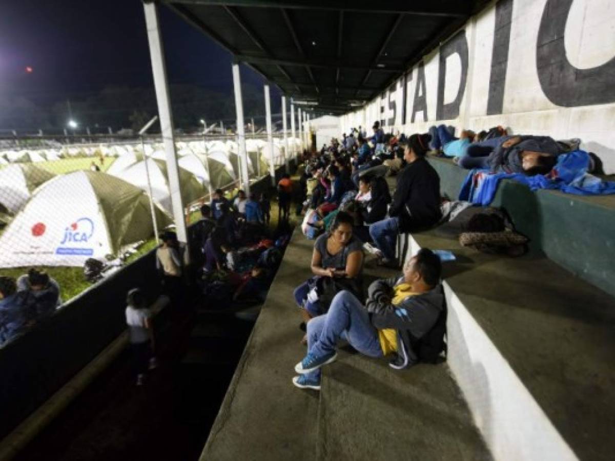 Cientos de residentes en áreas de riesgo adyacentes al Volcán de Fuego fueron evacuados e instalados en carpas en el estadio de fútbol de la sureña ciudad de Escuintla. Cientos de residentes en áreas de riesgo adyacentes al Volcán de Fuego fueron evacuados e instalados en carpas en el estadio de fútbol de la sureña ciudad de Escuintla.