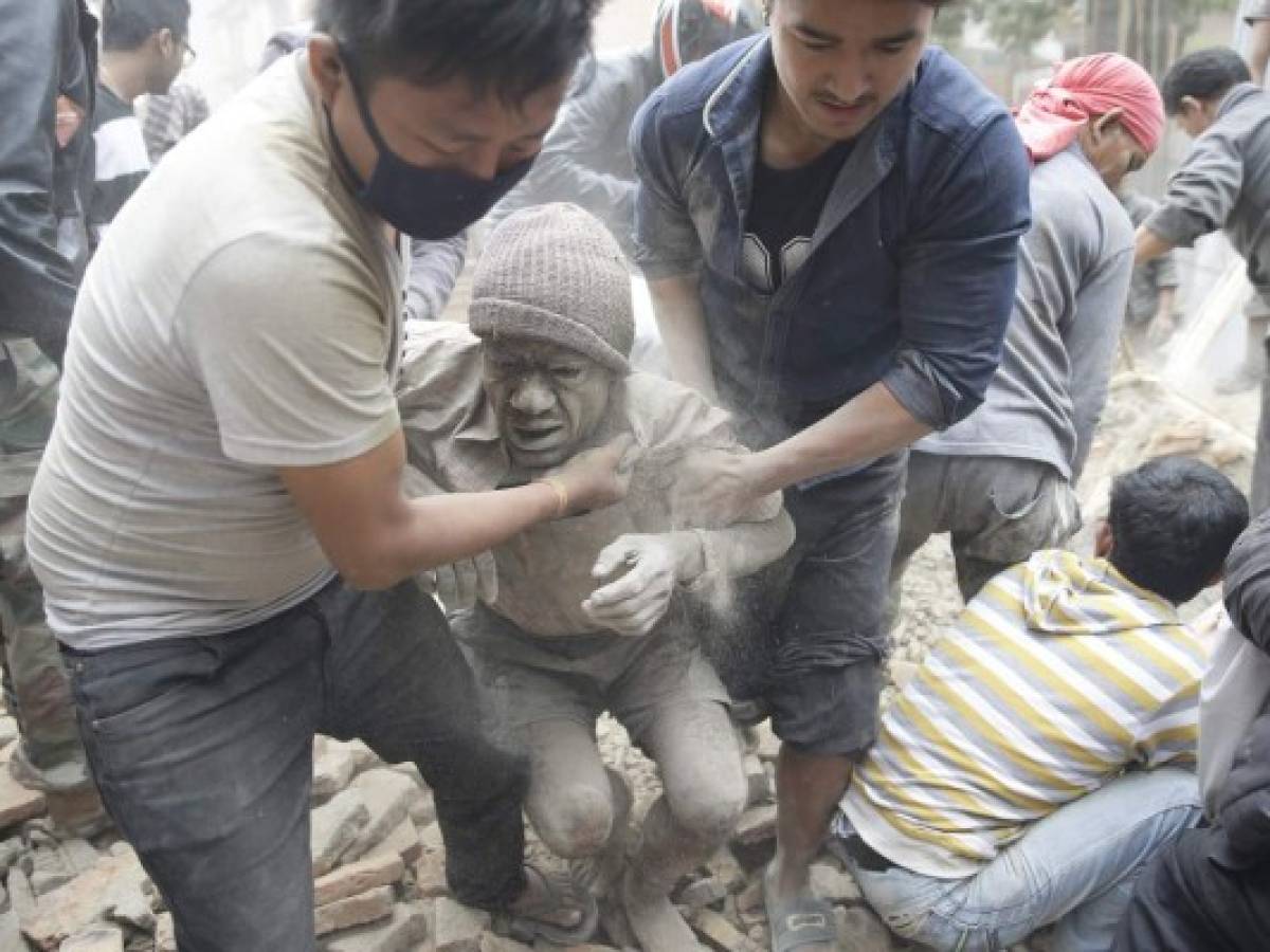 Arranca respuesta mundial a mortífero sismo en Nepal