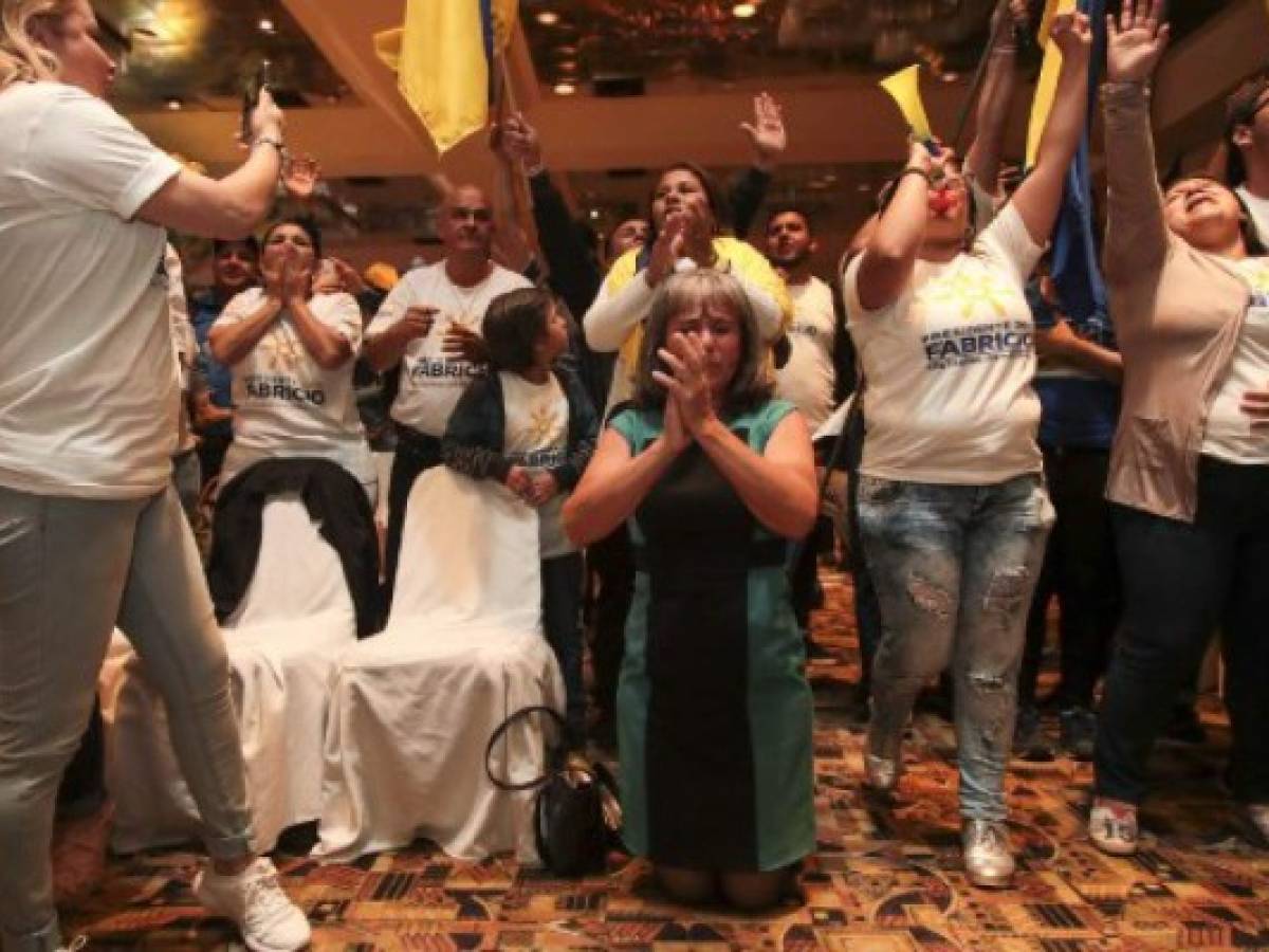 Simpatizantes del Partido Restauración Nacional reaccionan tras los resultados de la primera ronda electoral el pasado 4 de febrero de 2018. AFP PHOTO / Jorge RENDON