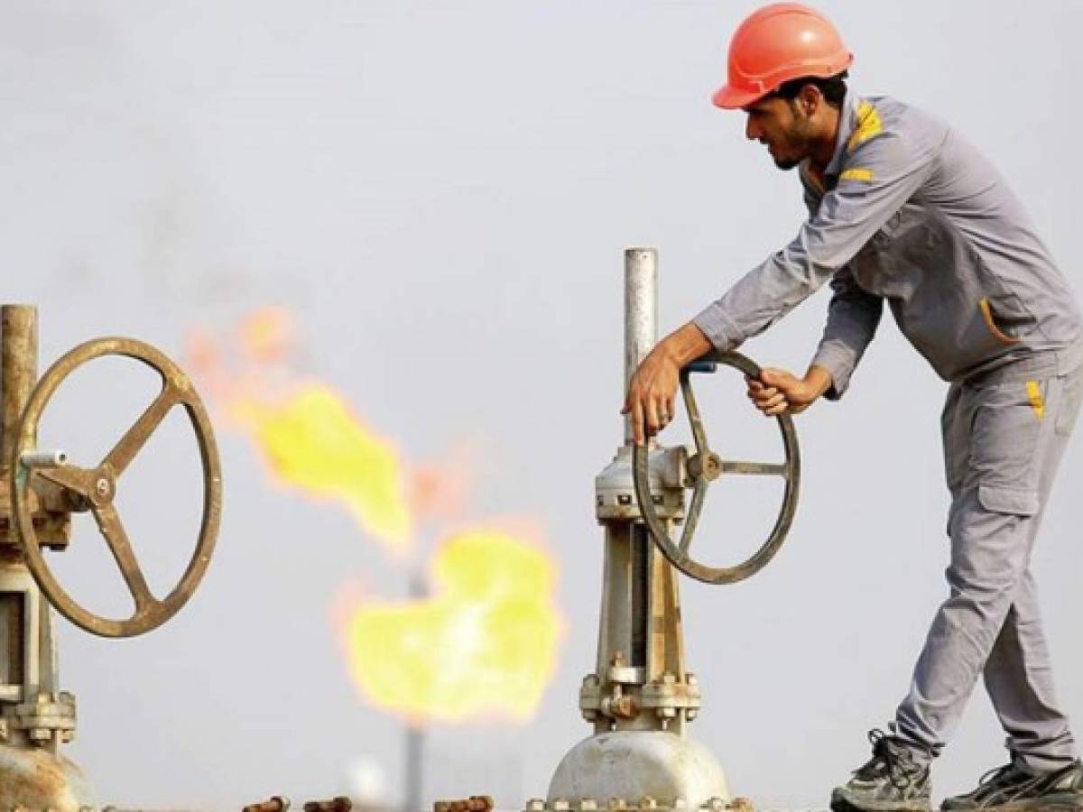 Cuatro países petroleros acuerdan congelar la producción, sin recortarla