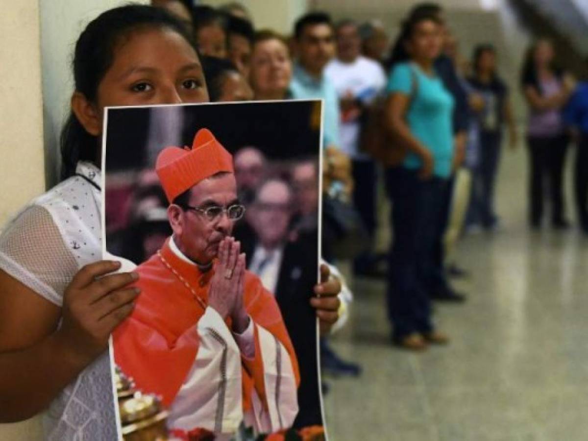 Catholic faithful wait for the arrival of the newly named Salvadorean Cardinal Gregorio Rosa Chavez at the tomb of Salvadoran Archbishop Oscar Arnulfo Romero in the Cathedral of San Salvador, El Salvador on July 4, 2017. / AFP PHOTO / Marvin RECINOS Catholic faithful wait for the arrival of the newly named Salvadorean Cardinal Gregorio Rosa Chavez at the tomb of Salvadoran Archbishop Oscar Arnulfo Romero in the Cathedral of San Salvador, El Salvador on July 4, 2017. / AFP PHOTO / Marvin RECINOS