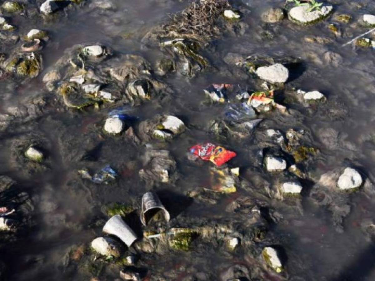 View of the pollution in Lake Atitlan in the highlands in Panajachel municipality, Solola department, 65 km west of Guatemala City, on February 15, 2018.Environmentalists and the authorities say the pollution in Lake Atitlan is alarming, and are carrying out awareness campaigns on the need for better waste management, while plans are underway to upgrade wastewater treatment plants. / AFP PHOTO / JOHAN ORDONEZ