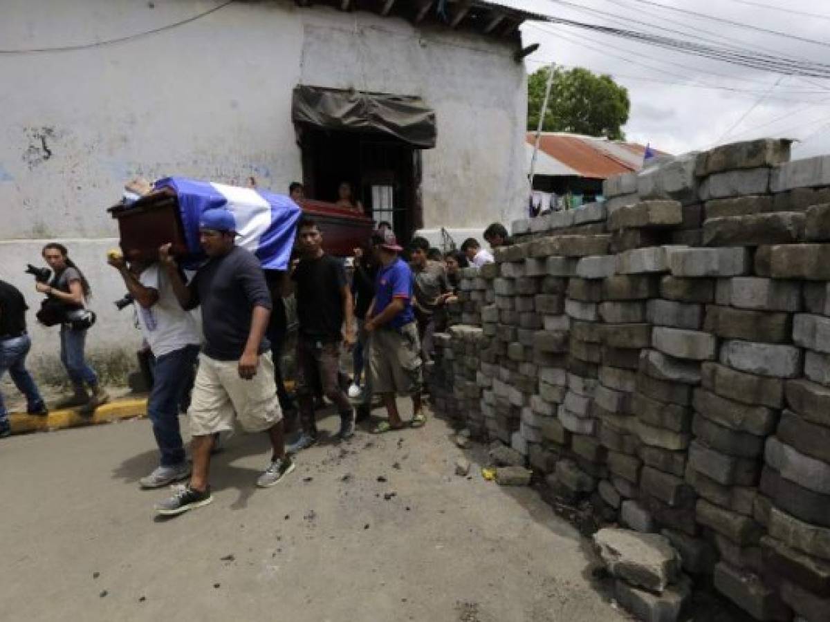 Friends and relatives of Jorge Carrion, 33, shot dead during protests against the government of President Daniel Ortega, carry his coffin during the funeral in the city of Masaya, 35 km from Managua on June 7, 2018.The Nicaraguan Center for Human Rights said 134 people had been killed in the violence since protests started on April 18. / AFP PHOTO / INTI OCON Friends and relatives of Jorge Carrion, 33, shot dead during protests against the government of President Daniel Ortega, carry his coffin during the funeral in the city of Masaya, 35 km from Managua on June 7, 2018.The Nicaraguan Center for Human Rights said 134 people had been killed in the violence since protests started on April 18. / AFP PHOTO / INTI OCON