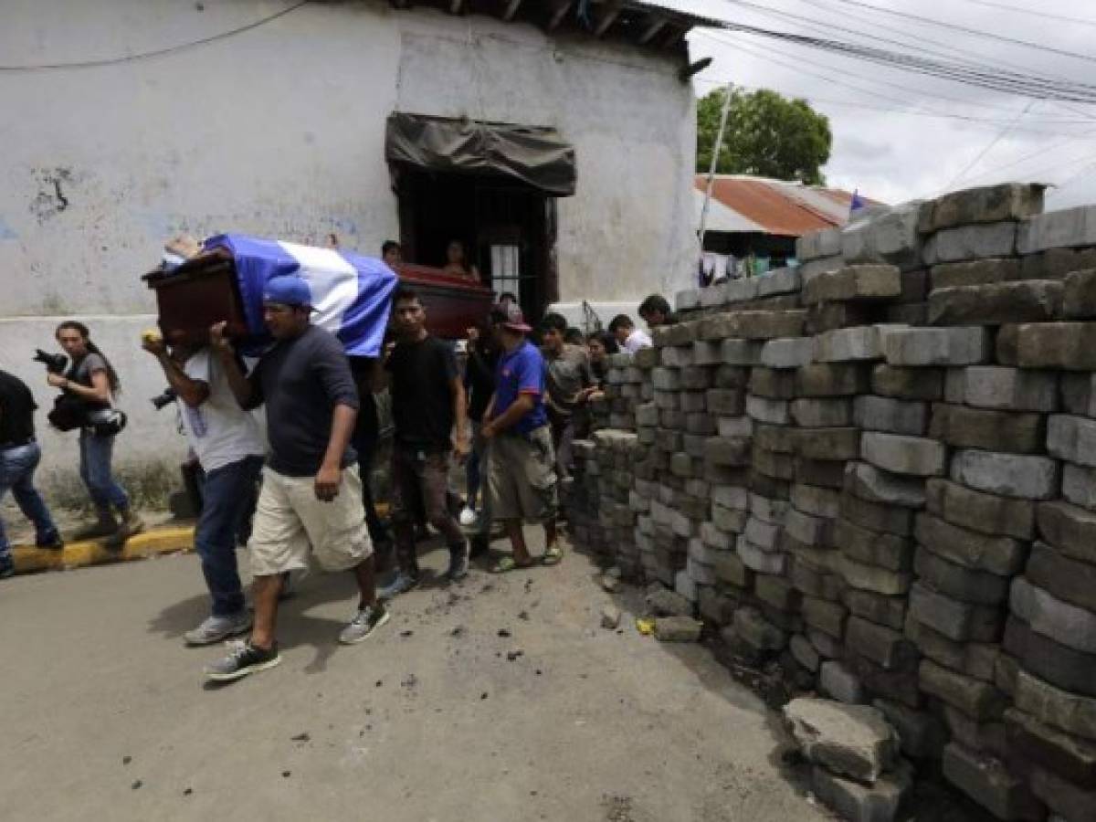 Friends and relatives of Jorge Carrion, 33, shot dead during protests against the government of President Daniel Ortega, carry his coffin during the funeral in the city of Masaya, 35 km from Managua on June 7, 2018.The Nicaraguan Center for Human Rights said 134 people had been killed in the violence since protests started on April 18. / AFP PHOTO / INTI OCON