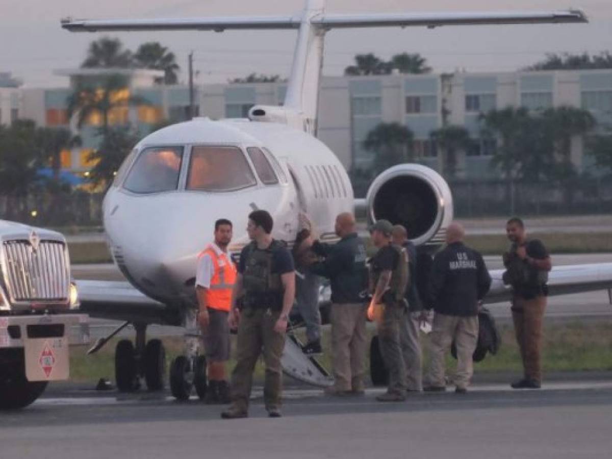 Former Panamanian President Ricardo Martinelli, escorted by US Marshalls, boards a jet early morning June 11, 2018 at Opa Locka airport near Miami, FL. Martinelli is being extradited back to Panama on political espionage and corruption. Martinelli, 66, has another dozen cases pending that range from the misappropriation of public funds to the sale of pardons. / AFP PHOTO / Gaston De Cardenas