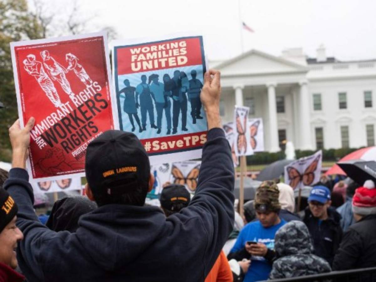 Centroamericanos con TPS protestan frente a la Casa Blanca