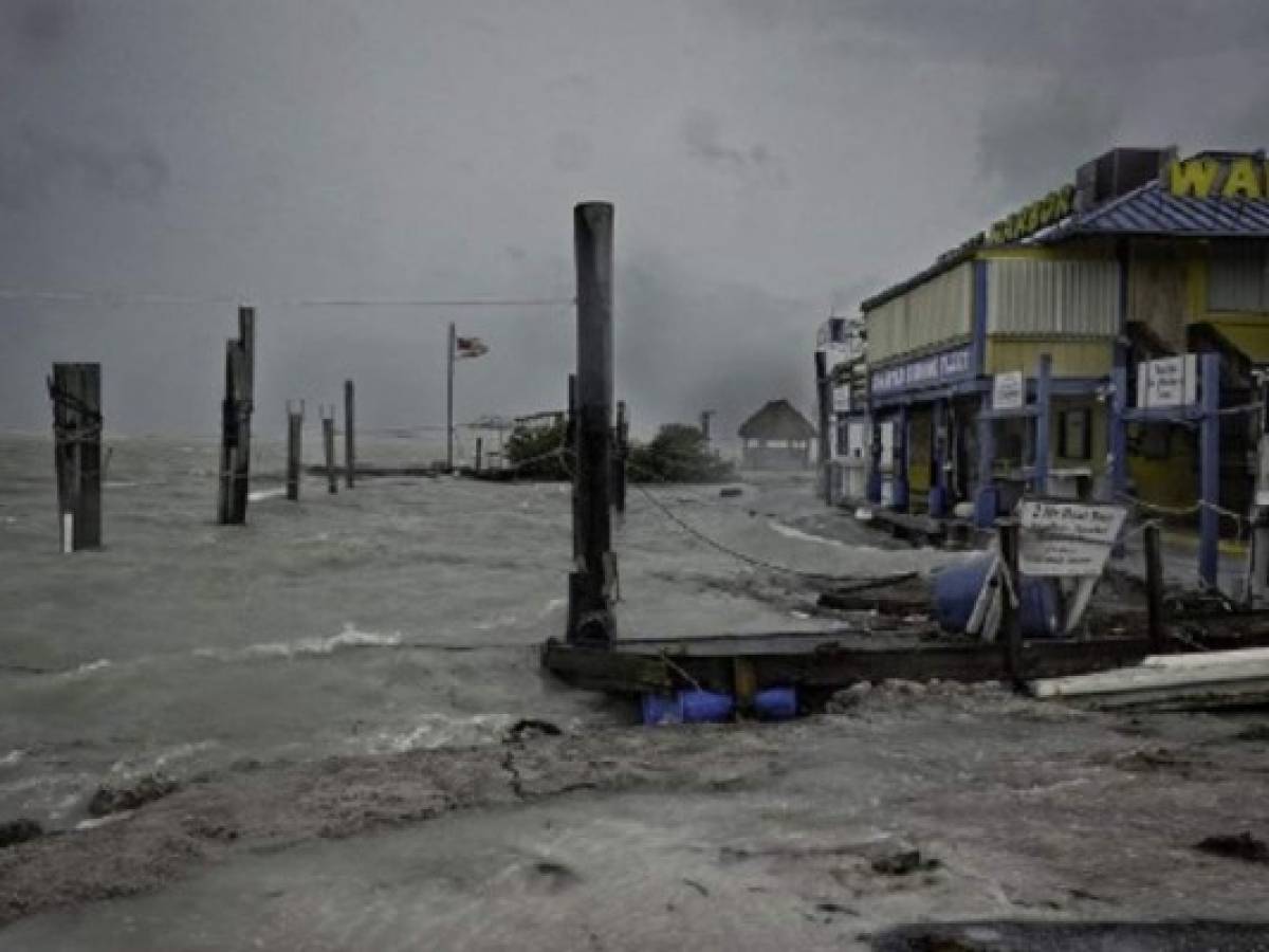 El fortalecido huracán Irma impacta en Cayos de Florida