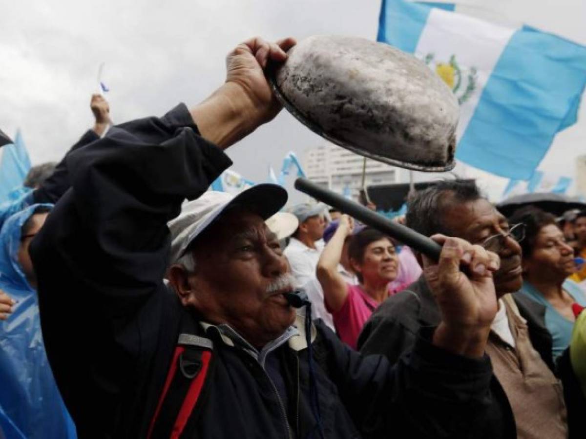 Fitch Ratings alerta que tensiones políticas debilitan la economía en Guatemala