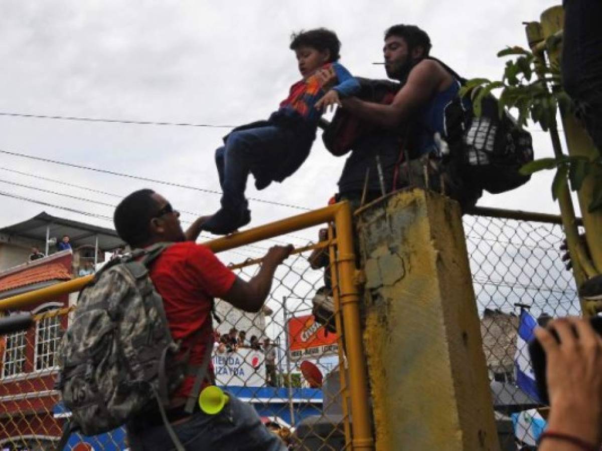 Atender al inmenso grupo de migrantes supone un 'reto logístico importante' para México, explicó el canciller mexicano Luis Videgaray en declaraciones a la cadena Televisa. Sin embargo, señaló que todos los que soliciten refugio podrán ingresar a territorio mexicano para tramitarlo. Atender al inmenso grupo de migrantes supone un 'reto logístico importante' para México, explicó el canciller mexicano Luis Videgaray en declaraciones a la cadena Televisa. Sin embargo, señaló que todos los que soliciten refugio podrán ingresar a territorio mexicano para tramitarlo.