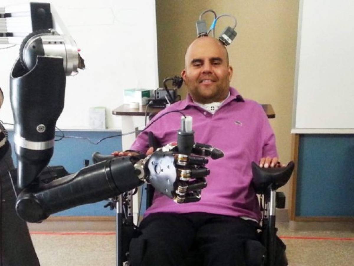 Tetrapléjico usa sus pensamientos para mover un brazo robótico