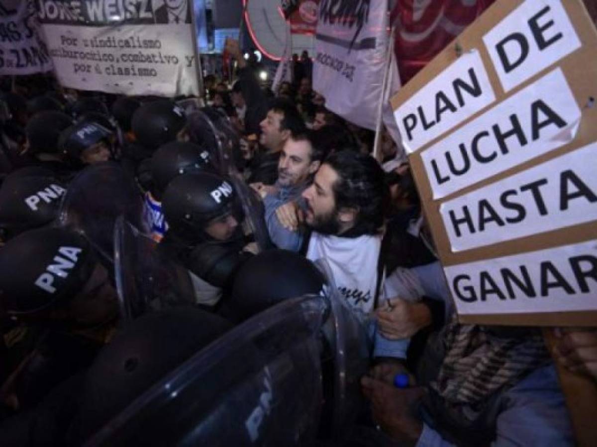 Teachers clash with members of Prefectura Naval Argentina who guard the entrance of Pueyrredon bridge in Avellaneda, Buenos Aires on April 6, 2017, during a 24 hours general strike.A 24 hours general strike was called by worker's unions demanding to President Mauricio Macri's government to take measures against inflation and keep campaign promises. / AFP PHOTO / JUAN MABROMATA Teachers clash with members of Prefectura Naval Argentina who guard the entrance of Pueyrredon bridge in Avellaneda, Buenos Aires on April 6, 2017, during a 24 hours general strike.A 24 hours general strike was called by worker's unions demanding to President Mauricio Macri's government to take measures against inflation and keep campaign promises. / AFP PHOTO / JUAN MABROMATA
